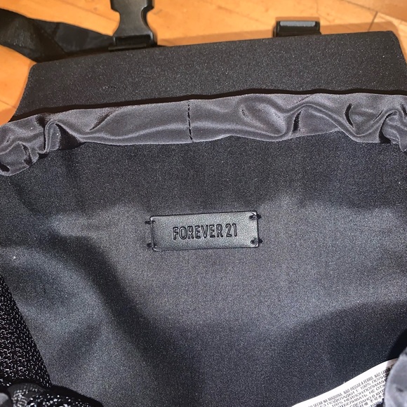 🎒NWT - F21 netted mini backpack - Picture 4 of 9